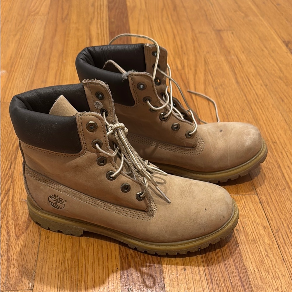 2010s tan women’s timberlands - never worn